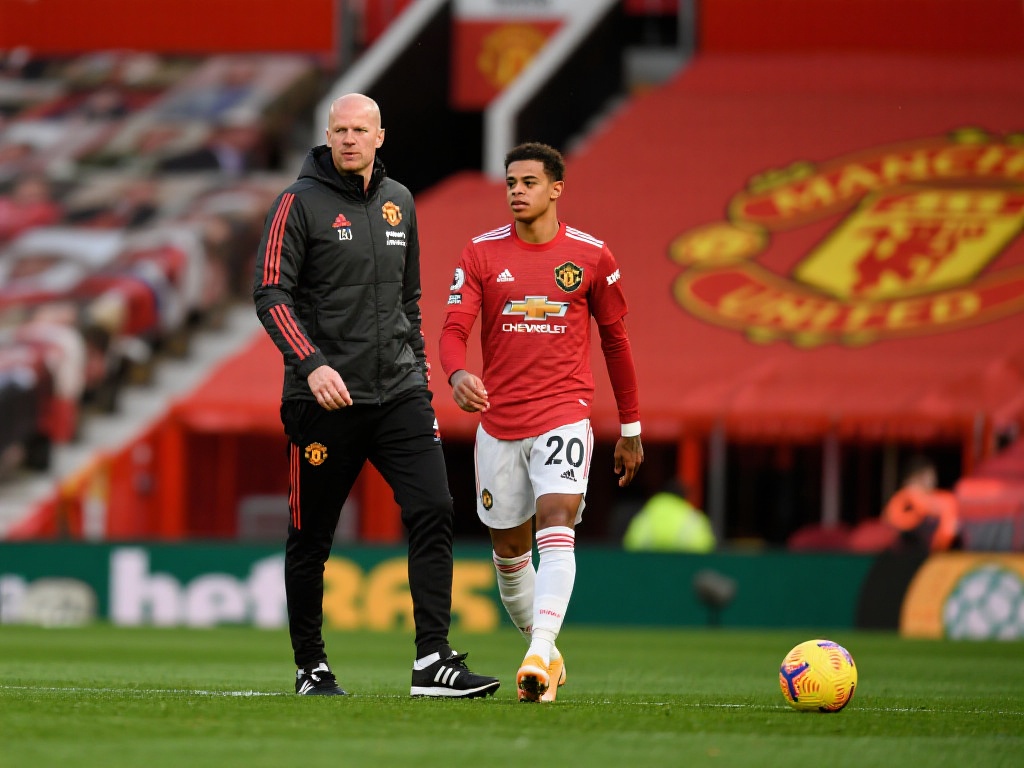 曼联转会债务惊人!管理层与滕哈格面临3.91亿英镑巨额压力 在分析这笔债务时,管理层的决策无疑是核心